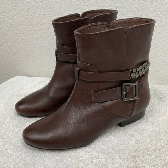 Le Saunda Women's Brown Leather Studded Flat Pull On Bootie Size 5 Classic Boho - Picture 1 of 16